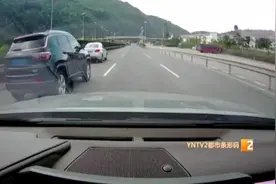 黑色SUV高速路上连连别车，疑似危险驾驶！后车报警图片