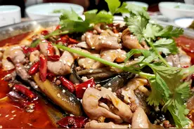 南充：肥肠+鱼的完美组合，老板用豪华版来招待图片