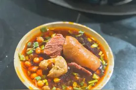 藏在重庆小巷子里的苍蝇馆子，跟着导航也找不到，店里只有4道菜图片