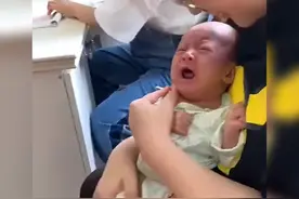 小男孩看别人打针时幸灾乐祸，谁曾想下一秒自己的“报应”就来了图片