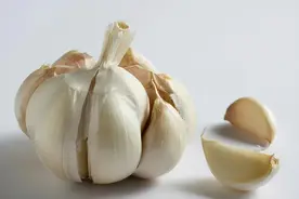 吃大蒜治中风？这些治中风的民间偏方，到底管不管用?图片