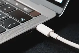 笔记本电脑一直插着电，会损伤电池吗？图片