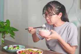 网红圈水太深，吧唧小兔人设又换了，从广西“李子柒”变成临时工图片