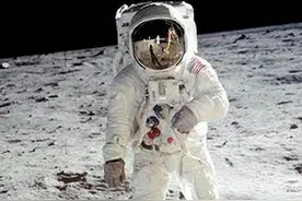 英语原版阅读：The Moon图片