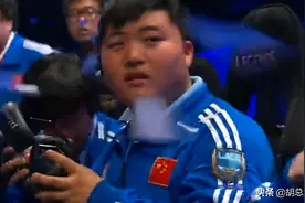 “Uzi，虚空冠军AD！”喷子口中的简自豪和真实的有哪些区别图片