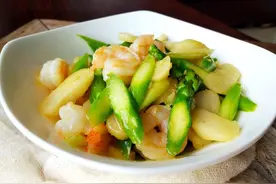 芦笋荸荠炒虾仁，营养又美味快手菜，一天三餐都适合上餐桌的小炒图片