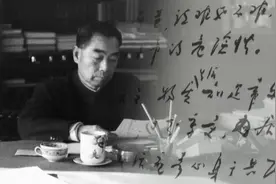 许世友经常劝人喝酒，干部都惧怕他，周恩来：咱们对瓶吹怎么样？图片