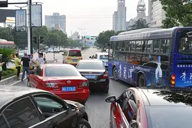 前车出现故障不动，结果压实线变道被扣3分？交警：不懂下次照罚图片