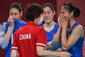 一个时代的落幕！郎平赛后与队员一一拥抱，众人泪流满面告别恩师图片