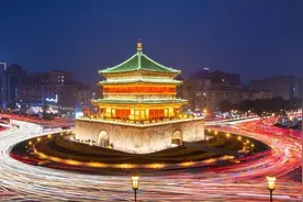 今年西安夜景流行航拍钟楼，谁让它是西安最著名的古建筑标志之一图片