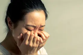 “年轻不浪，老了上当”，那个对婚姻不屑一顾的女人，终于栽跟头图片
