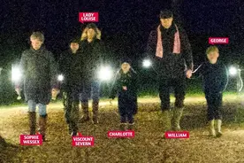 威廉与小叔一家度假，抱路易做肩头父爱满满，牵乔治上演父子档图片