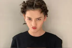 宋祖儿自拍表情包上线，拳击辫发型个性十足，对镜头却显古灵精怪图片
