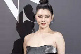 奚梦瑶最爱黑色系，一条丝绒抹胸裙配高丸子头，霸气又高级图片