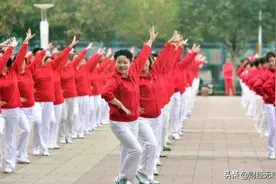 线上只需258教你做时尚大妈，互联网公司看中广场舞经济图片