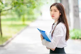 38岁女博士相亲被气哭：“我就三个条件，他们凭什么嫌弃我？”图片
