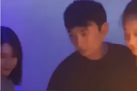 王思聪凌晨酒吧蹦迪，女伴争宠敬酒各耍心机，人推人画面精彩图片