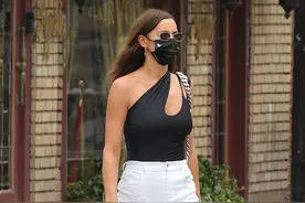 伊琳娜·沙伊克穿黑白拼色裤接四岁女儿，黑色紧身上衣显好身材图片
