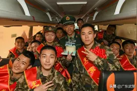 超暖心！两名新兵在奔赴军营途中收到的生日礼物让人泪目图片