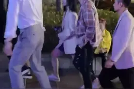 王思聪为友人办生日宴，与身旁美女贴身眼神玩味，对方年初刚离婚图片