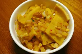 香辣洋葱千页豆腐做法，搭配腊肉与洋葱，无豆腥味更好吃图片