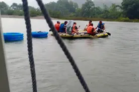 漓江上出现惊险一幕！桂林8名男子划皮划艇在江中漂流，还不听劝阻图片