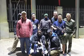 南非骚乱严峻，当地华人组建“自卫队”，被迫携带枪支保护安全图片