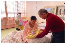 67岁高龄产妇生娃一年，孩子如今会叫爸妈，女儿也冰释前嫌图片