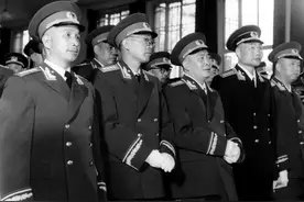 55年大授衔，十大元帅之首的朱德命令状是004，那么001号给了谁？图片