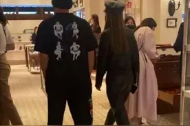 周杰伦与昆凌法国旅游被偶遇，带老婆逛奢侈品店，亲密搂腰好甜蜜图片