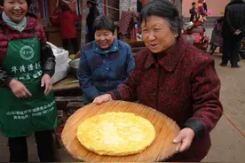 河南农村大妈把鸡蛋煎成这样，看起来就是好吃图片