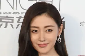 张天爱的黑色吊带裙穿搭，秀S曲线魅力十足图片