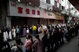 “没有一个90后！”广州老板通宵赶工后，满眼血丝站街上苦招工图片