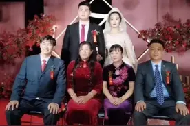 歌手袁庆参加大衣哥儿子婚礼，现场献唱，遭网友吐槽：她来干嘛？图片
