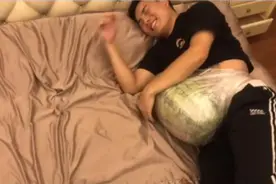 老公体验当孕妇，半天就泪流满面：能先取下来，上个厕所吗？图片