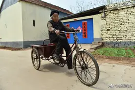 100岁奶奶“硬核”生活，独掌“财政”大权，常骑三轮车赶集采购图片