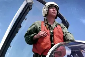 2001年，飞行员王伟被美军撞落，与他同行的赵宇，为何不反击？图片