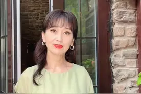 赵雅芝与黄恺杰母子同框，穿亲子装似姐弟，意外暴露小区奢华内景图片