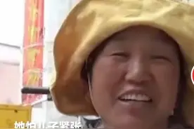 陪考爸爸高举“暖心”牌匾：不管你考得怎么样，爸爸妈妈都很爱你图片