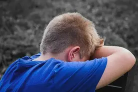 青少年情绪低沉，又冲动易怒，到底是抑郁症还是双相障碍？图片