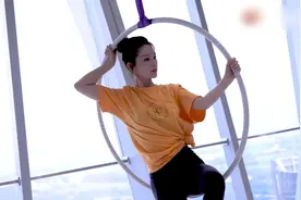 31岁李沁练空中瑜伽好美！丝带上劈叉身姿婀娜，新剧搭档任嘉伦图片