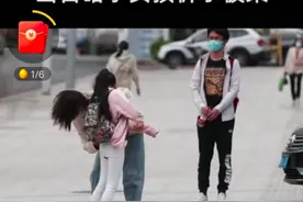 小女孩路边等车裤子染红了，被店里好心阿姨发现及时解围图片