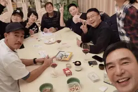 67岁钟镇涛，上海家中私人聚会，网友：香港明星都来内地安家了图片