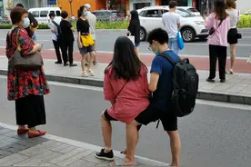 别人家的男朋友，上海街头一小伙撑着腿给女友当人肉凳子图片