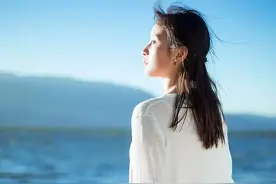 气温逐渐回暖，瞧瞧这些时髦的针织开衫，版型休闲减龄图片