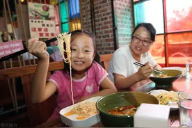 广西女人开米粉店，一年狂赚103万，玩的就是套路，生意人都学学图片