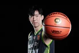 澳洲联赛-周琦砍17+12关键攻防险成救世主 墨尔本凤凰加时不敌老鹰图片