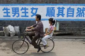 三胎终于放开，配套支持政策相继出台，专家提出生一个奖励100万图片