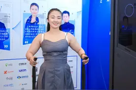 展会中最抢手的仪器，美女竟然排队体验？图片
