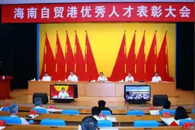 海南表彰优秀人才 刘赐贵向骆清铭院士颁发300万元奖金图片
